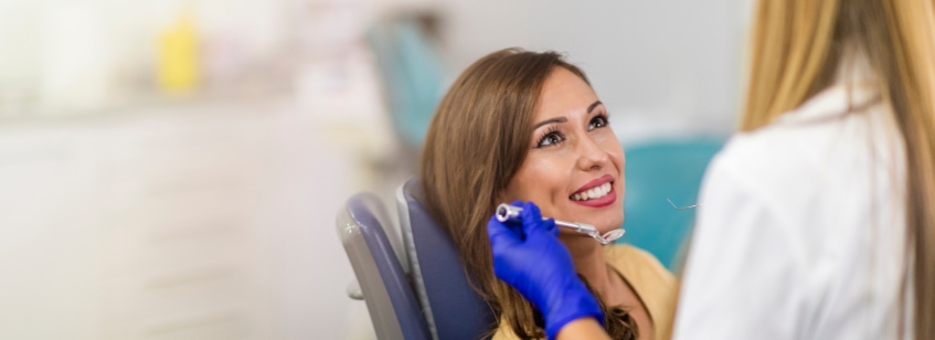Mujer recibiendo atención dental
