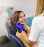 Mujer recibiendo atención dental