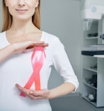 Mujer con liston contra el cáncer