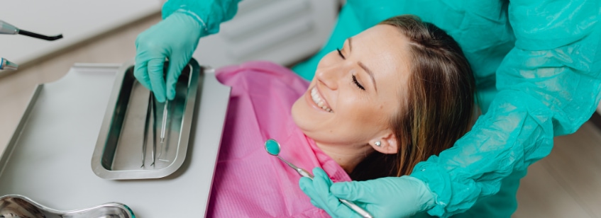 Mujer en el dentista