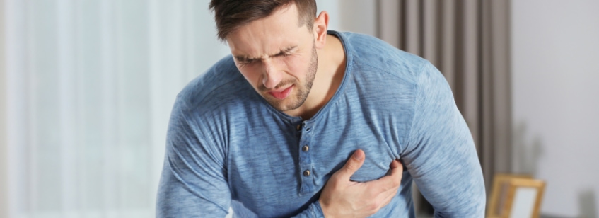 Hombre con dolor en el corazón