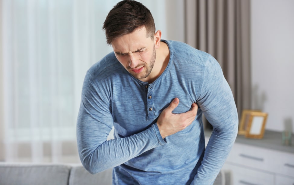 Hombre con dolor en el corazón