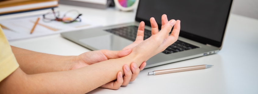 Mujer con dolor en la mano