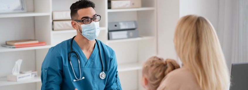 Médico familiar atendiendo paciente