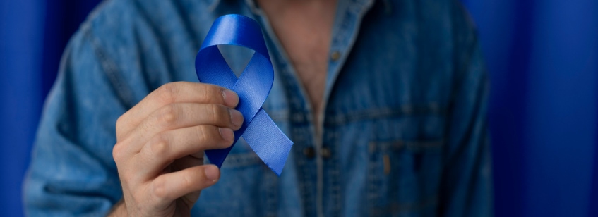 Hombre con listón azul en la mano