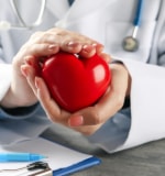 Doctor con figura de corazón en la mano