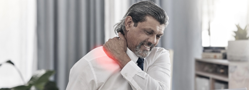 Hombre con dolor en el cuello