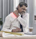 Hombre con dolor en el cuello