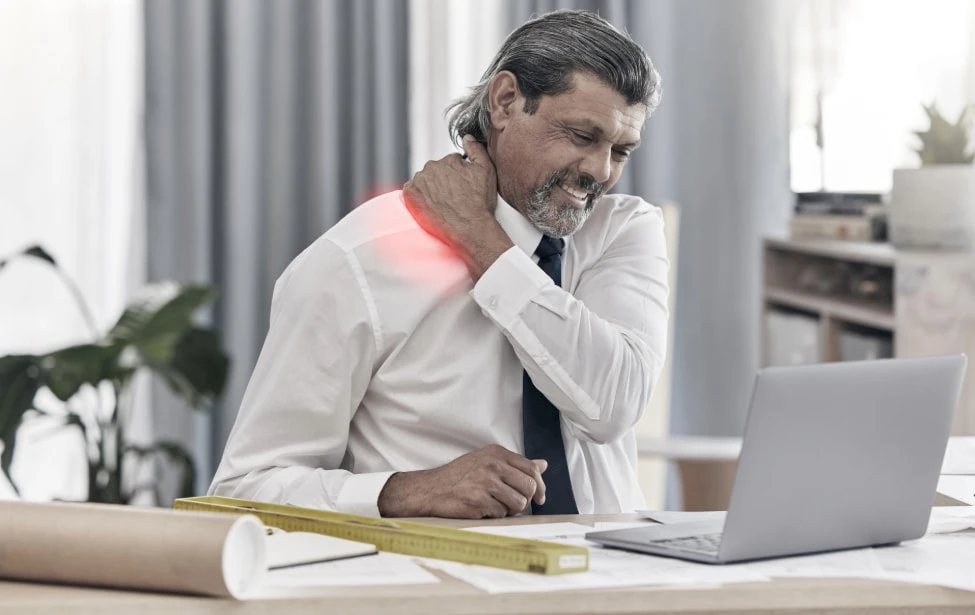 Hombre con dolor en el cuello