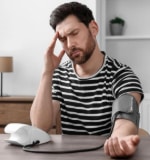 Hombre con dolor de cabeza