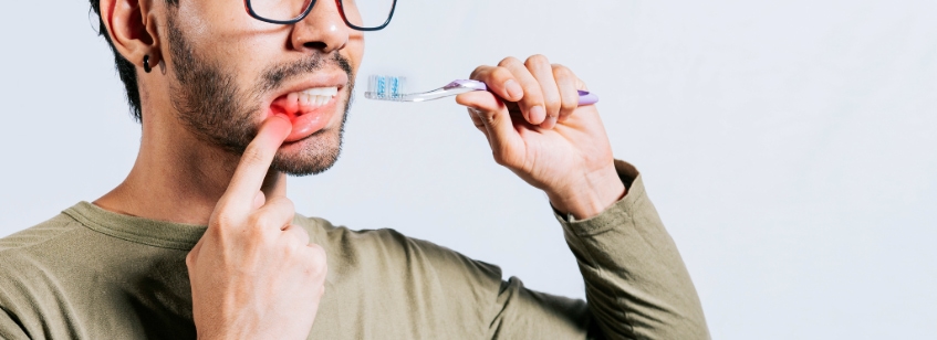 Hombre cepillándose los dientes
