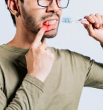 Hombre cepillándose los dientes