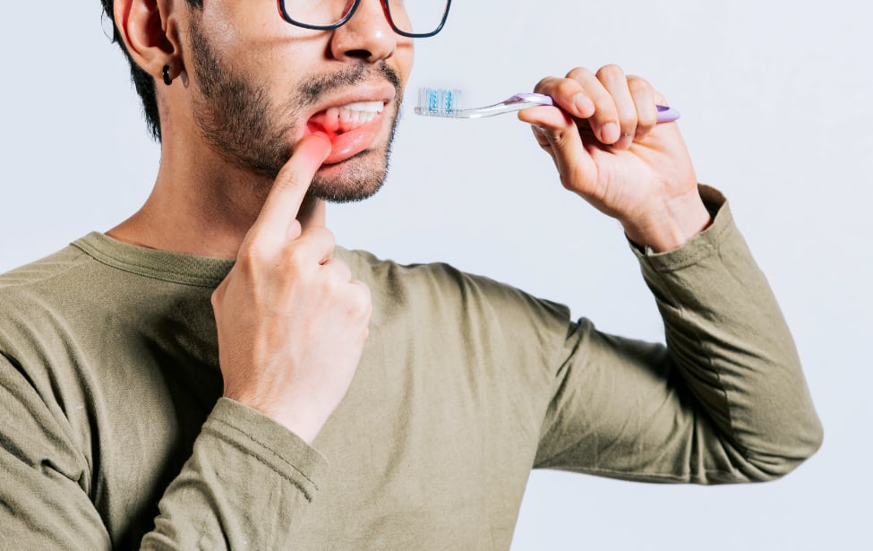 Hombre cepillándose los dientes
