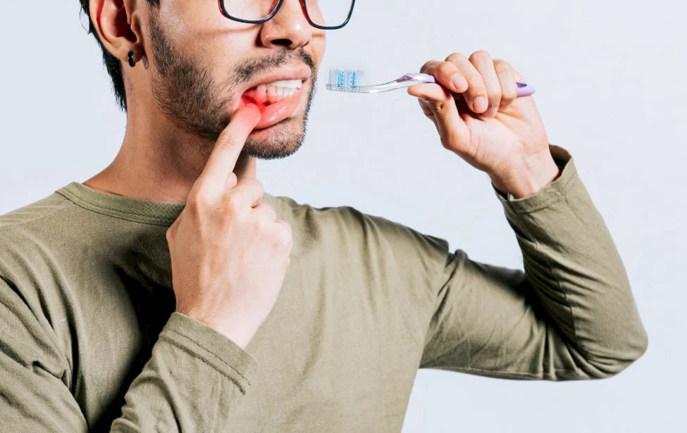 Hombre cepillándose los dientes