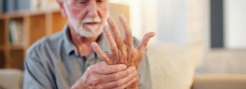 Hombre tocando su mano