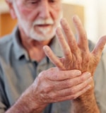 Hombre tocando su mano