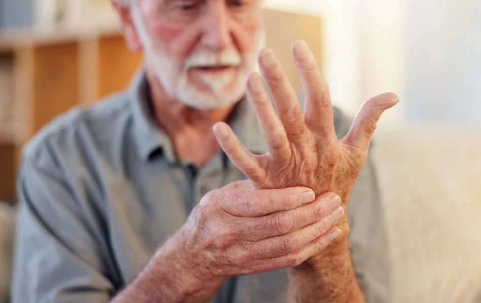 Hombre tocando su mano