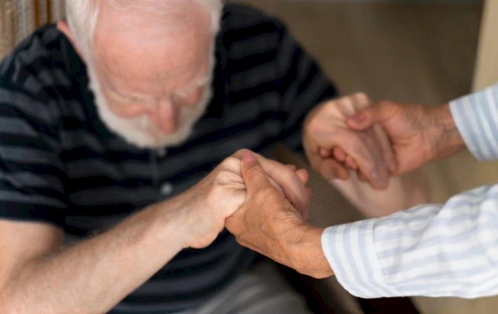 Adulto mayor con parkinson