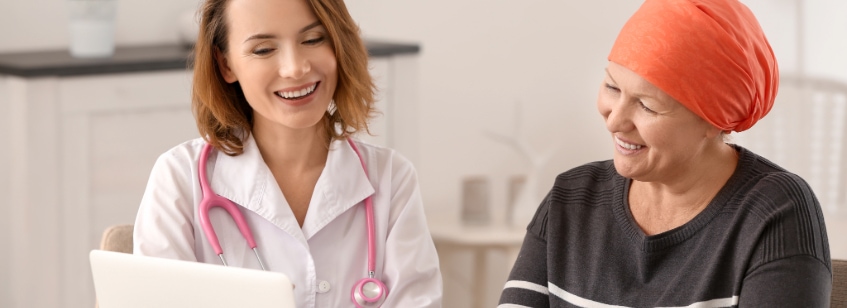 Doctora y paciente con cáncer