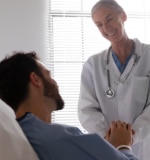 Imagen de paciente estrechando manos con un doctor