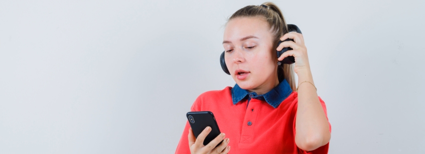 Niña usando celular