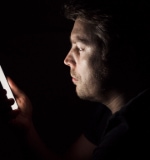 Hombre usando celular en la noche