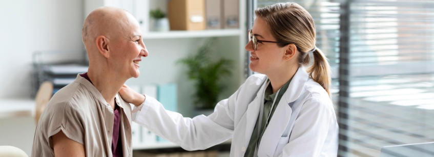 Doctora dando apoyo a paciente con cáncer
