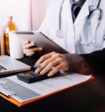 Médico usando tecnología