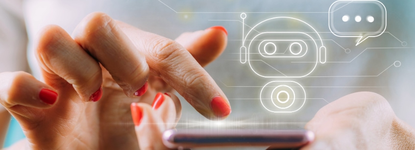 Foto de manos usando un celular