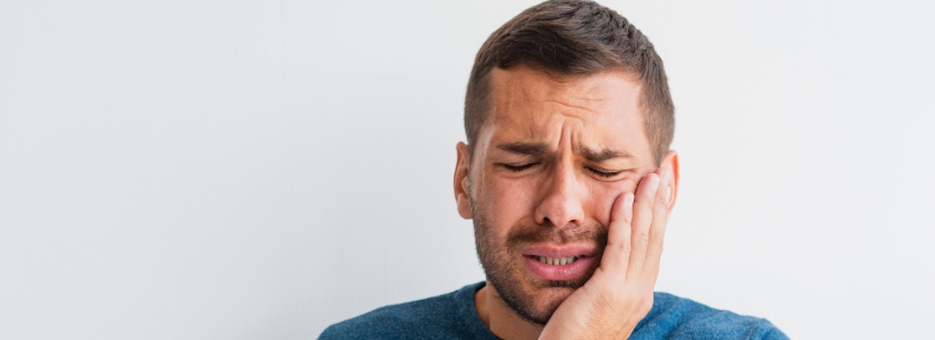 Hombre con dolor de muela