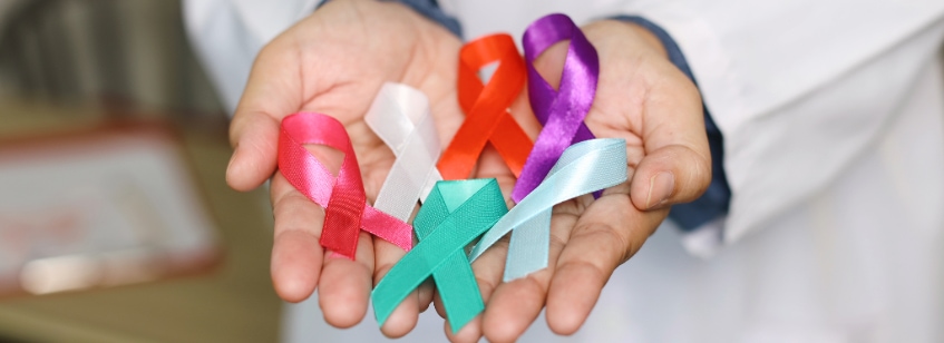 Manos con lazos del cáncer