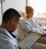 Doctor con paciente de cáncer