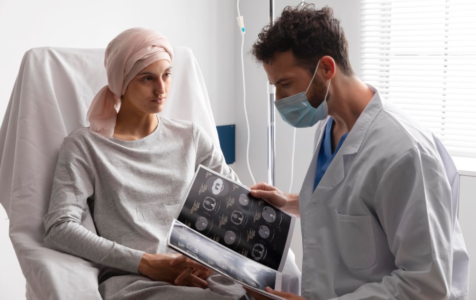 Doctor con paciente de cáncer