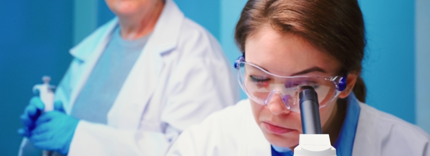 Doctor revisando exámenes