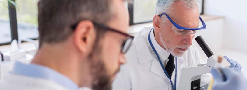 Doctores revisando exámenes