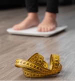 Mujer sobre una báscula