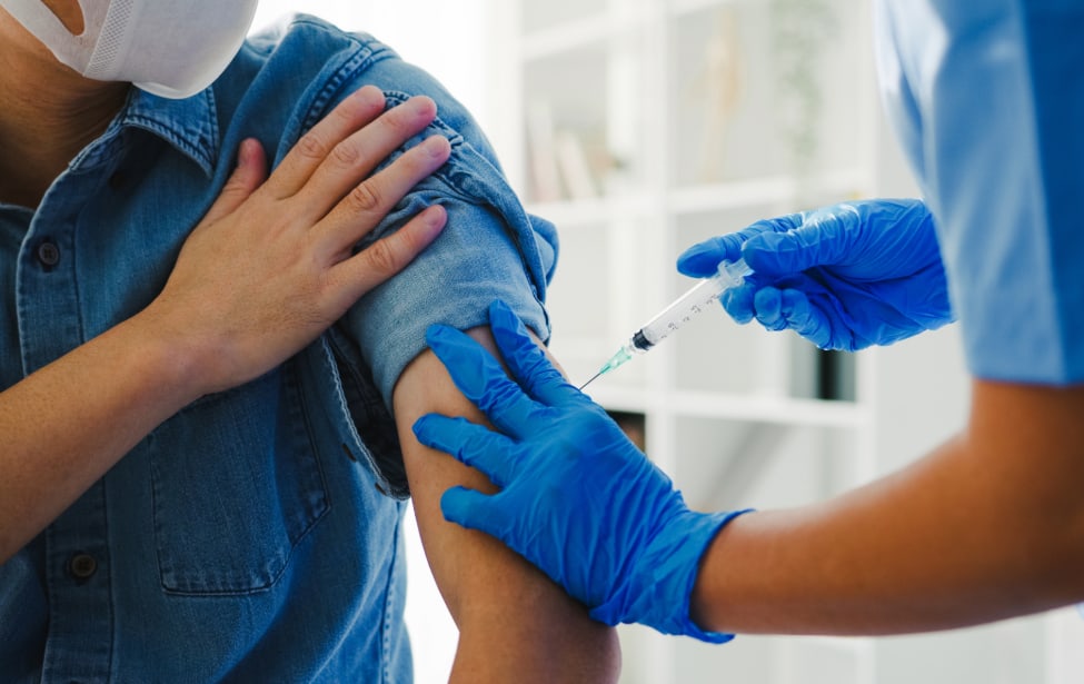 Persona siendo vacunada