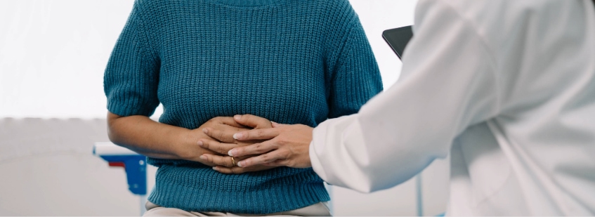 Mujer con sus manos en el vientre