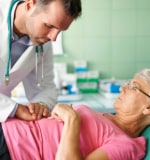 Doctor examinando a paciente