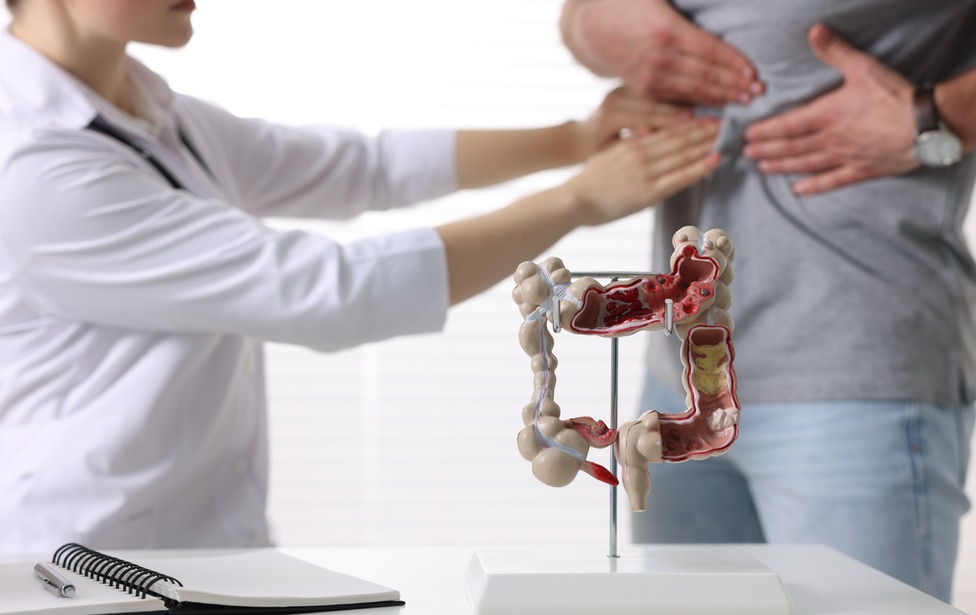 Doctora examinando paciente