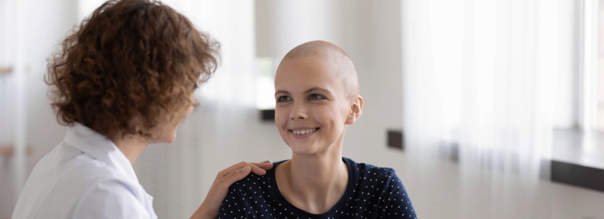 Doctora con paciente con cáncer