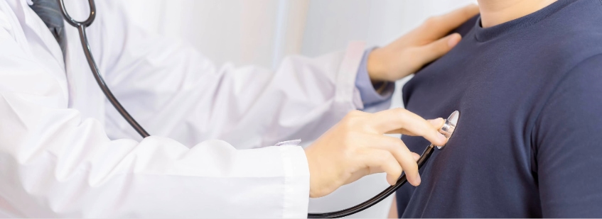 Doctor usando estetoscopio