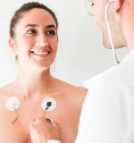 Mujer en examen de corazón