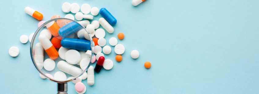 Pastillas y una lupa