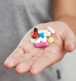 Tabletas en una mano