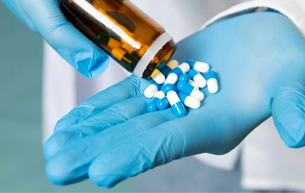 Tabletas en una mano