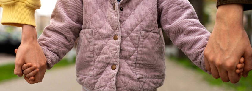 Niño de la mano con los padres