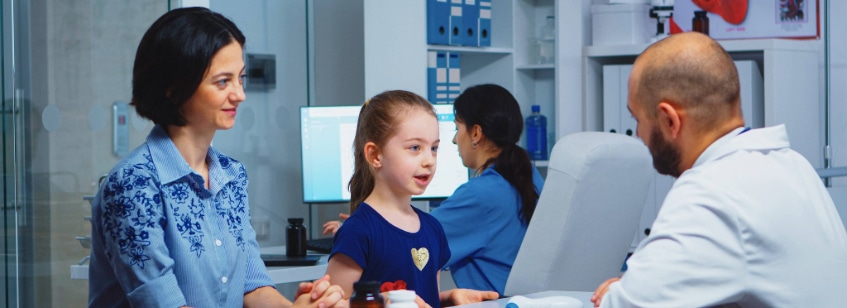 Niña y mandre con el doctor