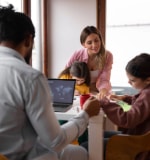 Niña y madre con doctor