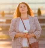 Mujer caminando con un café en la mano